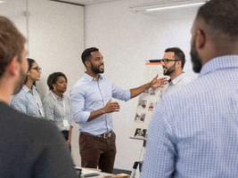 KI-Experte im Gespräch mit Workshop-Teilnehmern
